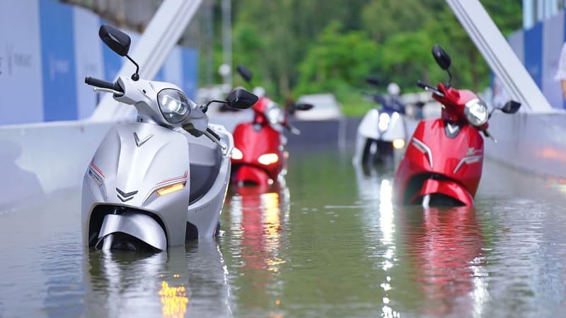 Để phương tiện tự khô sau khi chạy xe máy điện mùa mưa