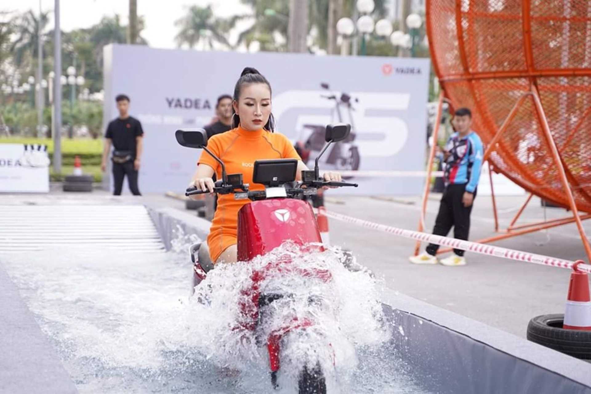 Pin xe máy điện cần được che chắn, bảo vệ khi trời mưa