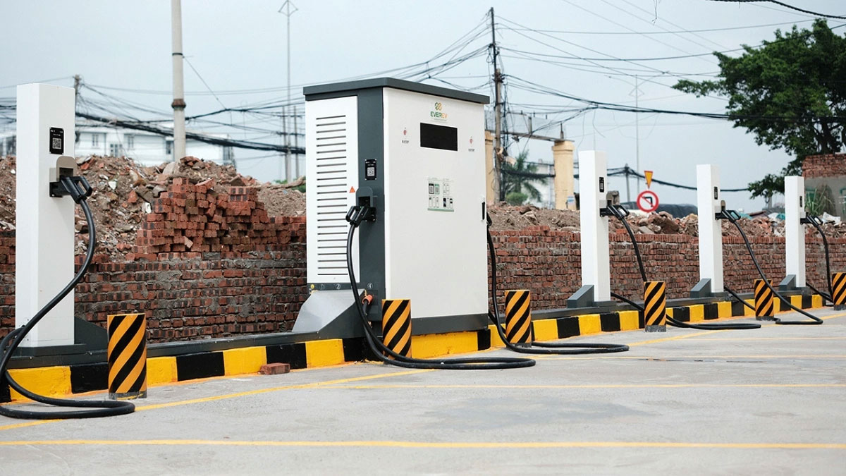 Nhượng quyền trạm sạc xe điện là gì?