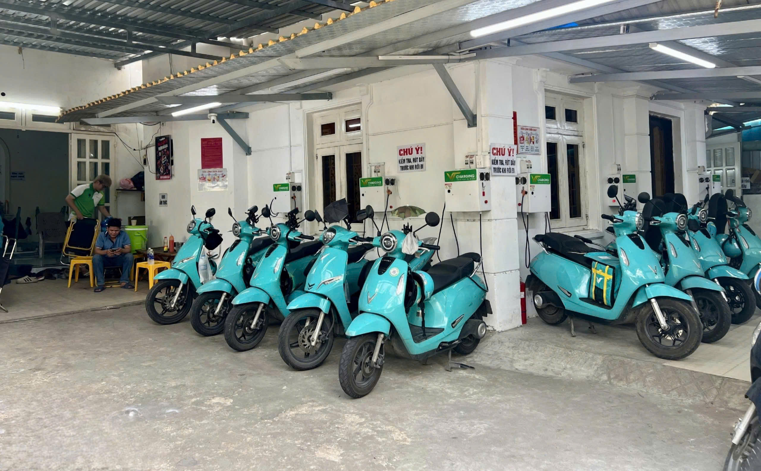 Những việc không thể bỏ qua khi mở kinh doanh trạm sạc xe máy điện