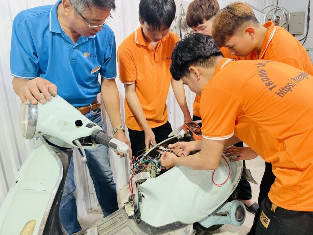 Thủ tục và điều kiện để tham gia học nghề sử chữa xe đạp điện, xe máy điện