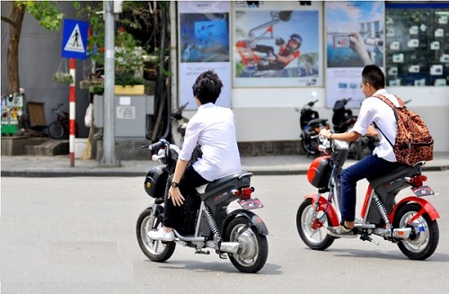 Điều khiển xe đạp điện không đội mũ bảo hiểm có bị phạt không?