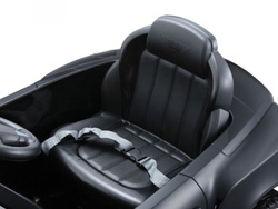 Ghế ngồi Ô tô điện trẻ em Rastar Bentley 82100 được thiết kế rộng rãi thoải mái