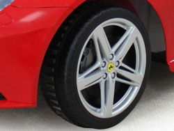 Bánh trước Ô tô điện Rastar Ferrari F12 được làm từ nhựa tổng hợp