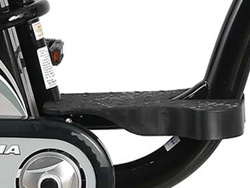 Để chân Xe đạp điện Asama EBK 002 RS với khoảng cách phù hợp