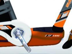Để chân Xe đạp điện Sufat SF2 với khoảng cách phù hợp