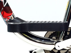 Để chân Xe đạp điện Bmx Inox 18inch Plus với khoảng cách phù hợp