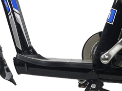 Để chân Xe đạp điện EV S1 với khoảng cách phù hợp