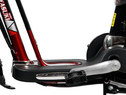 Để chân Xe đạp điện Yasuki S8 với khoảng cách phù hợp