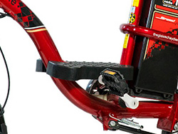 Để chân Xe đạp điện Vnbike V1 18inch Plus với khoảng cách phù hợp