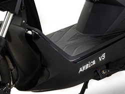 Để chân Xe máy điện Anbico V5 với thiết kế rộng rãi